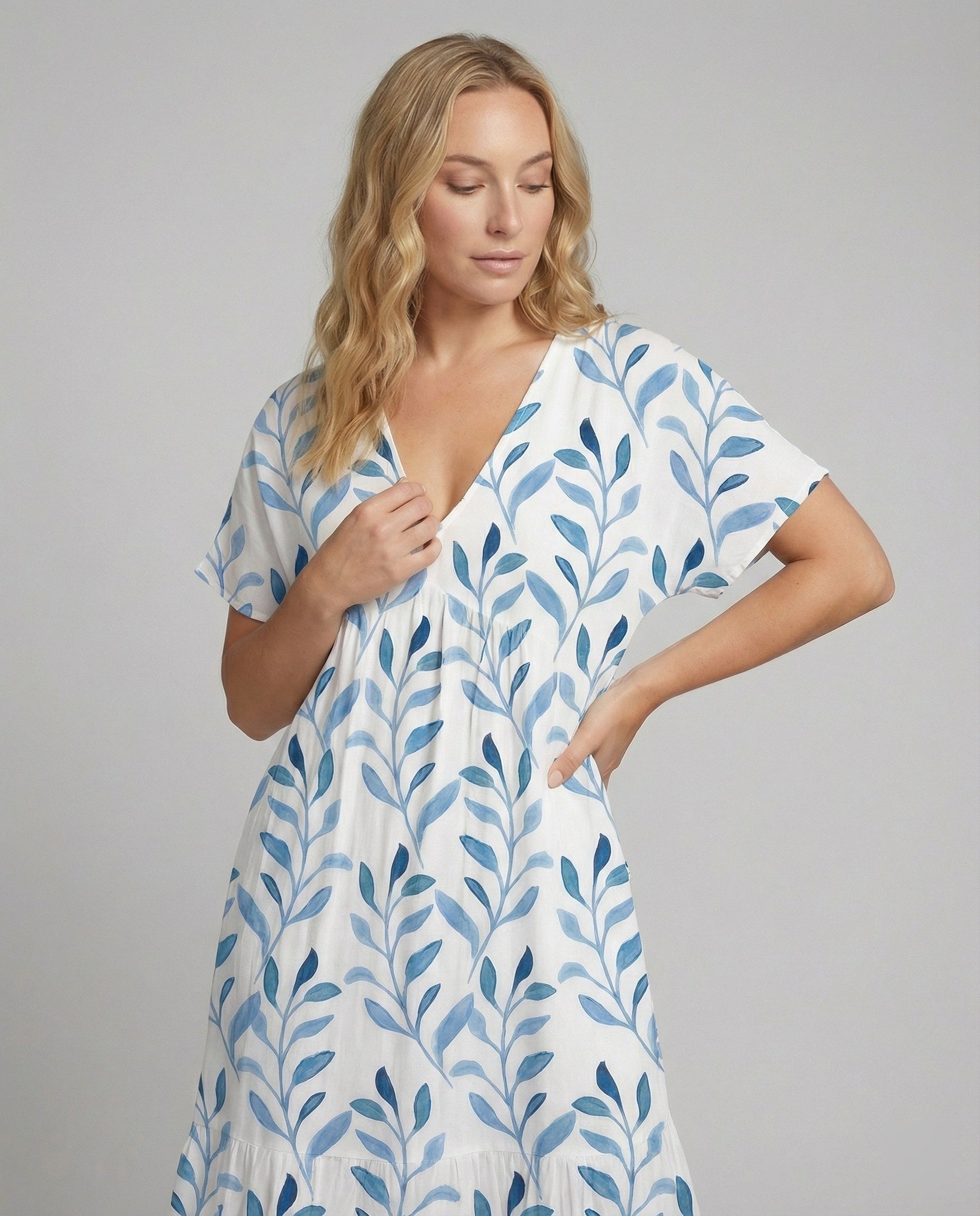 Blue Leaf Print Relaxed Midi Dress with V-Neckline and Short Sleeves