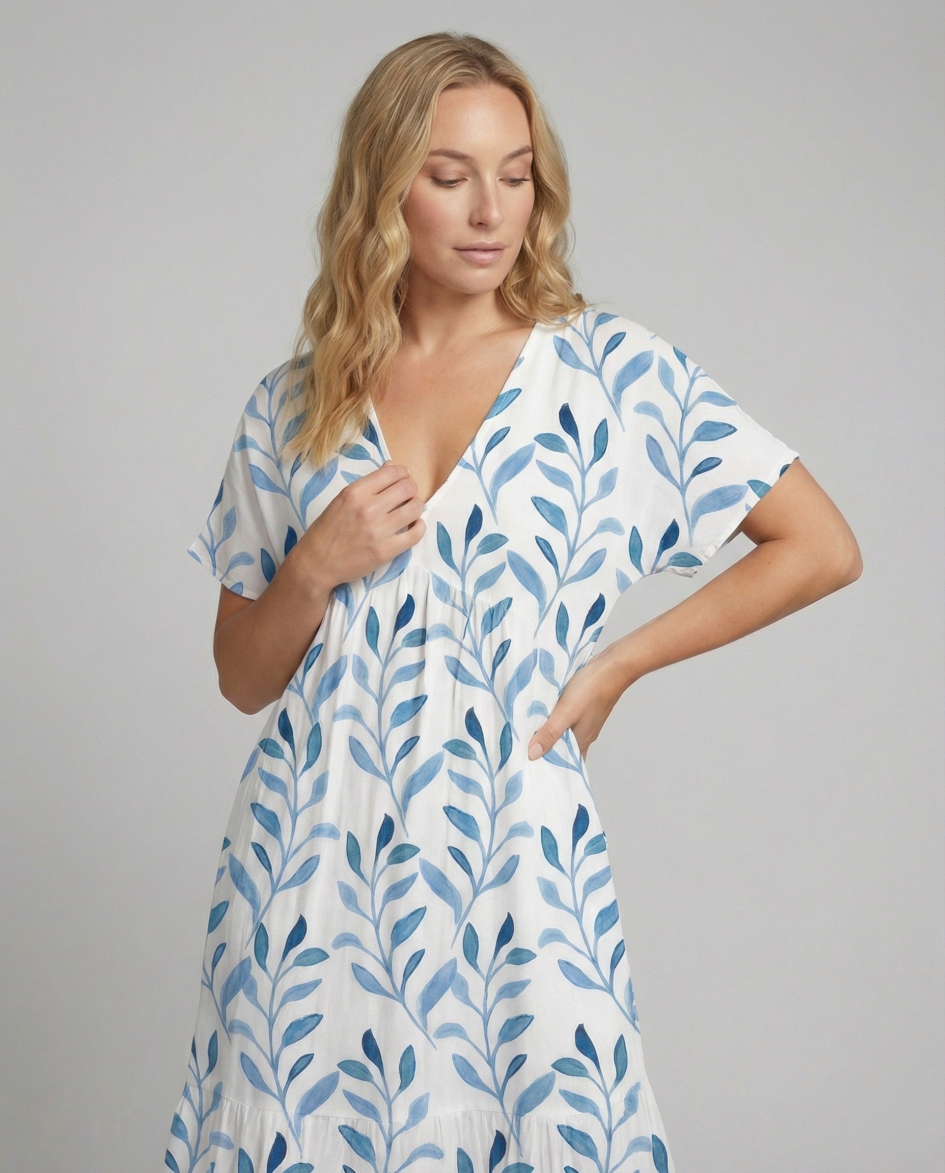 Blue Leaf Print Relaxed Midi Dress with V-Neckline and Short Sleeves