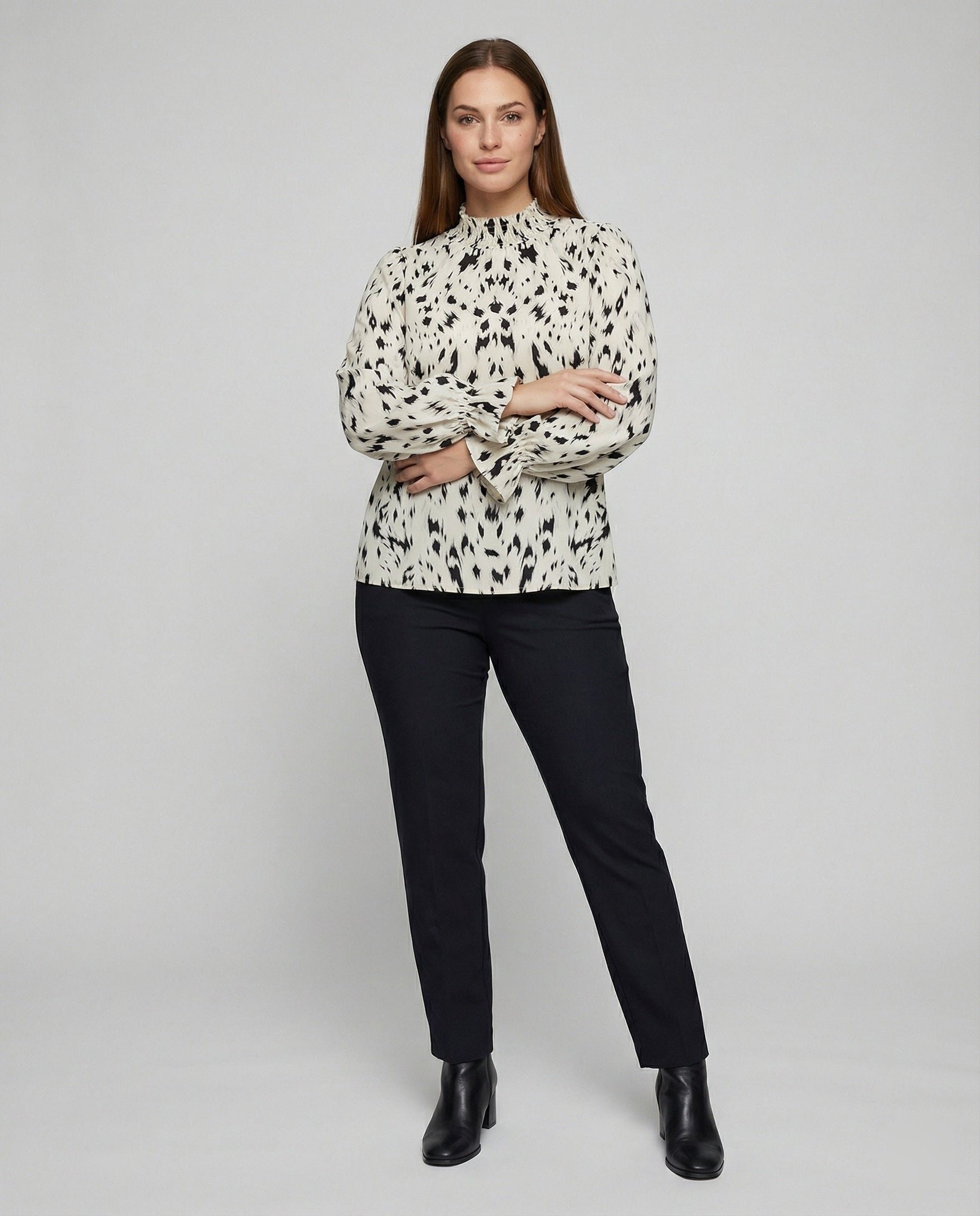 Relaxed Animal Print Blouse with Ruffle Neck and Puff Sleeves