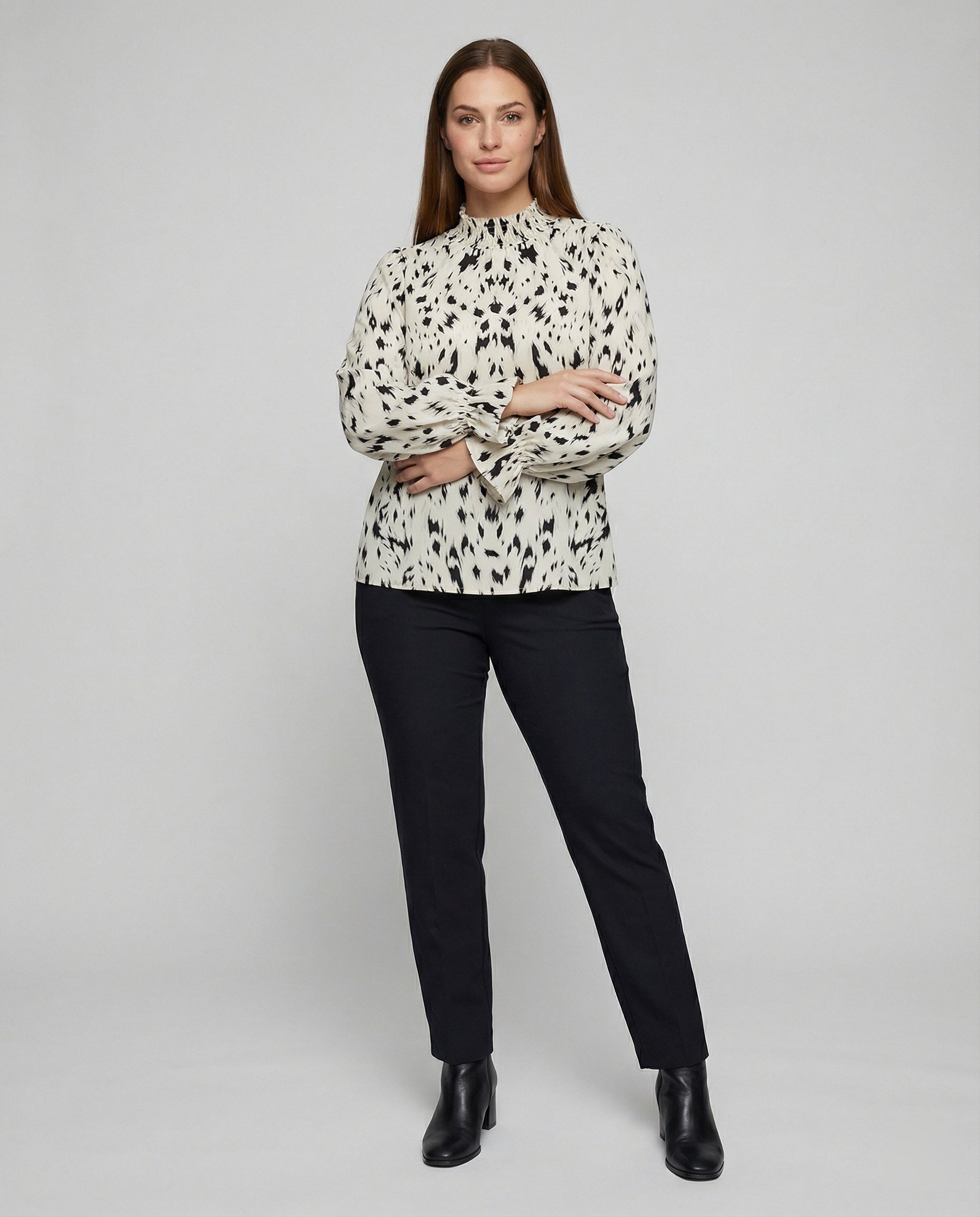 Relaxed Animal Print Blouse with Ruffle Neck and Puff Sleeves