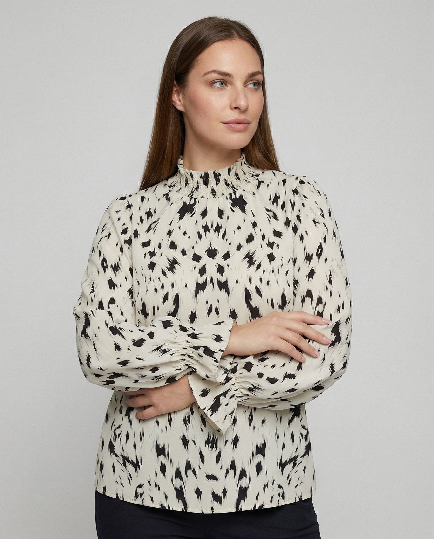 Relaxed Animal Print Blouse with Ruffle Neck and Puff Sleeves