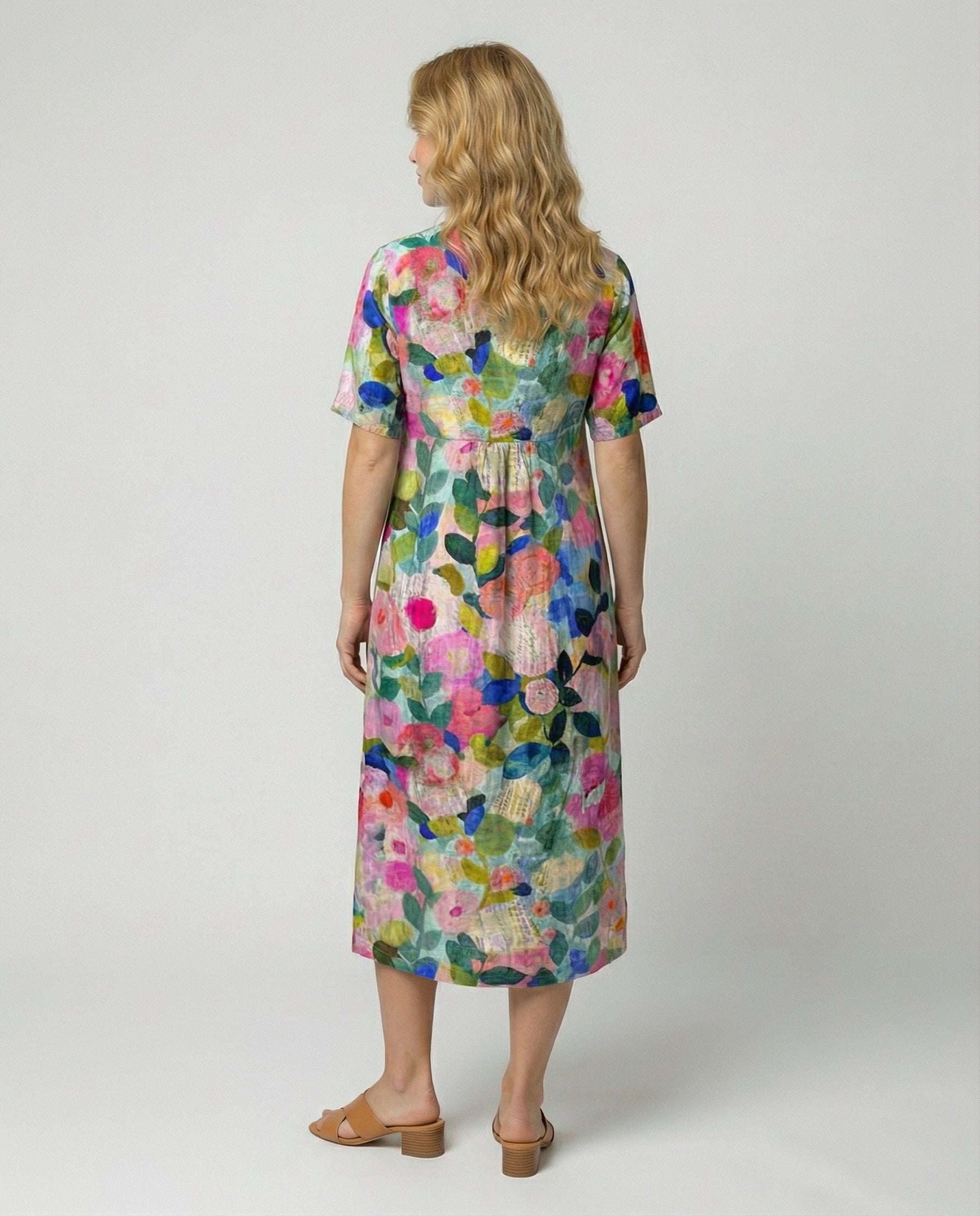 Relaxed Floral Print Linen Midi Dress with V-Neckline and Short Sleeves