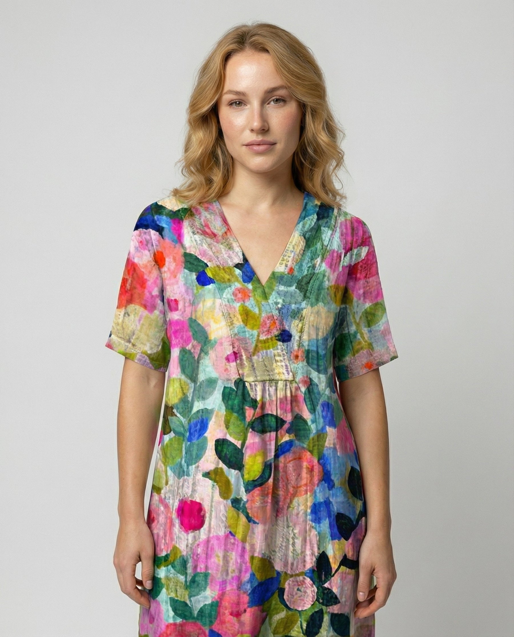 Relaxed Floral Print Linen Midi Dress with V-Neckline and Short Sleeves
