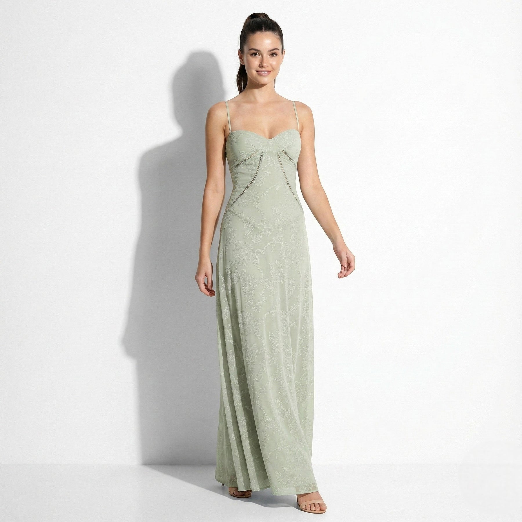 Elegant Maxi Dress with Sweetheart Neckline and Chain Detail