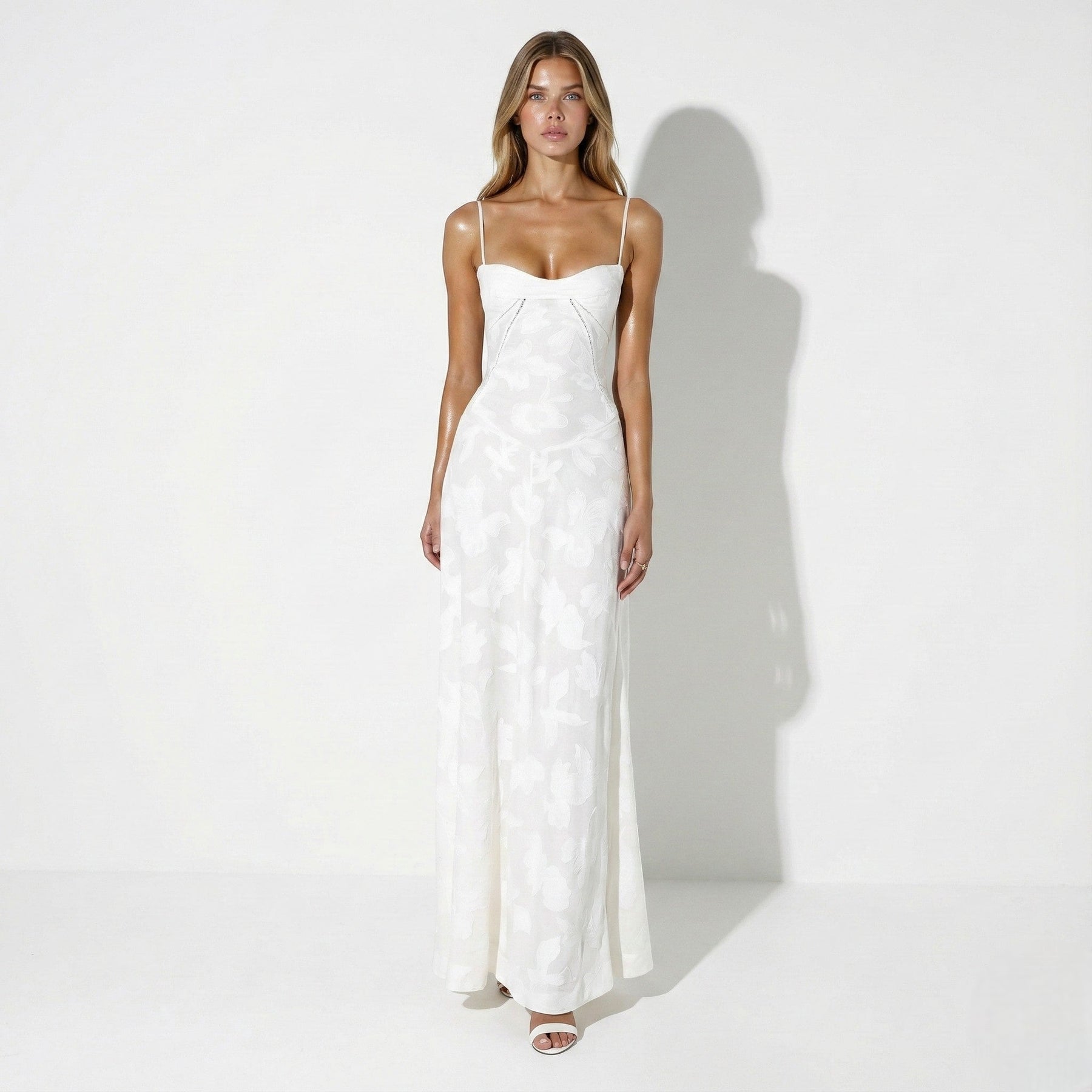 Elegant Maxi Dress with Sweetheart Neckline and Chain Detail