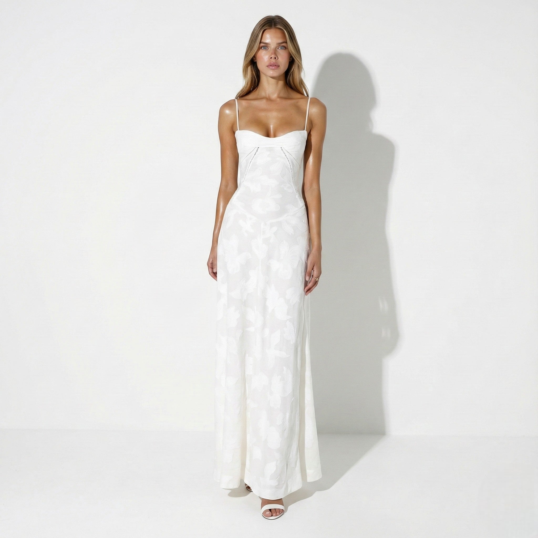 Elegant Maxi Dress with Sweetheart Neckline and Chain Detail